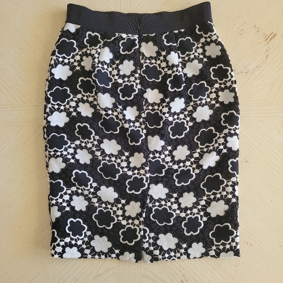 Ann Talylor Black & White Crochet Pencil Skirt size 0 - Picture 4 of 7